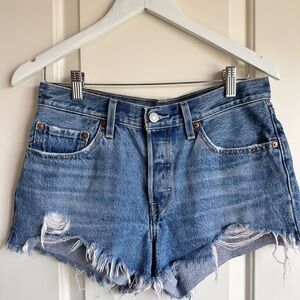 Urban Outfitters Levi’s Darkwash Denim frayed Shorts
